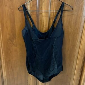 Maidenform, black shape wear, wear your own bra. 2XL.